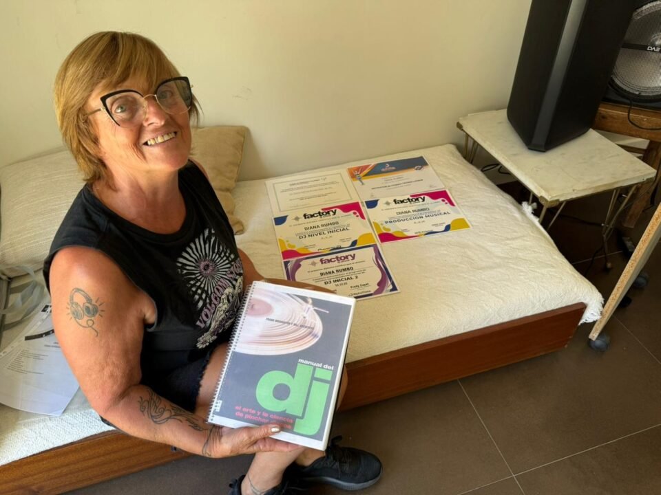 Diana Rumbo: La DJ de 69 años que revoluciona la música.