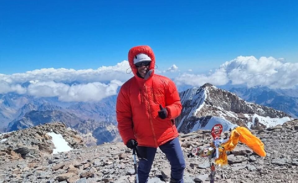 Dejó el tabaco, enfrentó la ceguera y logró hacer cumbre en el Aconcagua