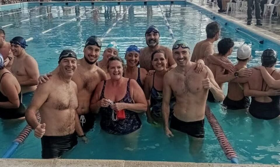 El equipo “Quinto Elemento” organiza un gran Torneo de Natación en el Instituto José Peña