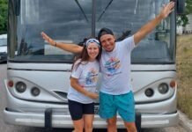 Transformaron un colectivo en su hogar y hace tres años viven recorriendo Sudamérica