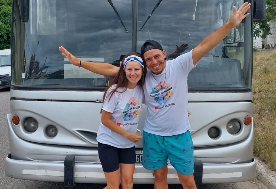 Transformaron un colectivo en su hogar y hace tres años viven recorriendo Sudamérica