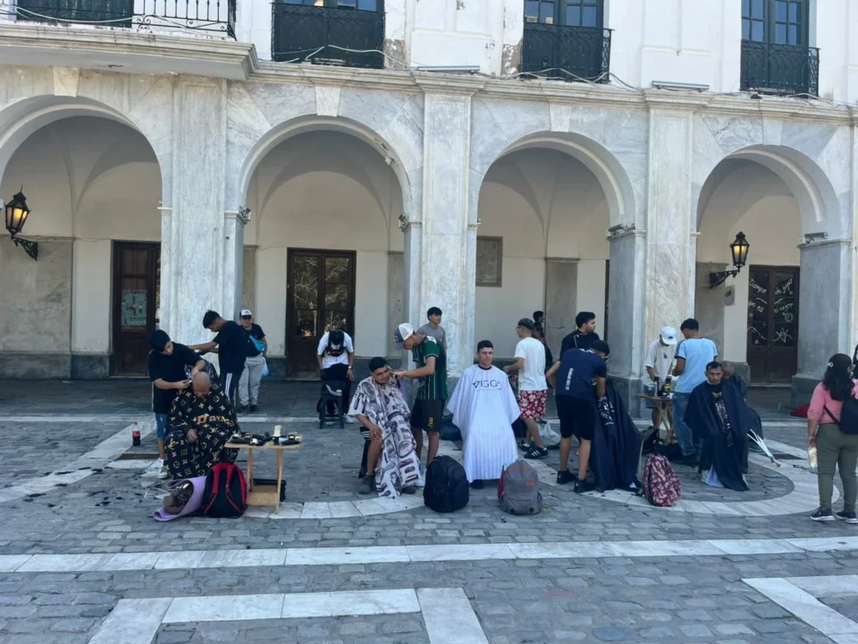 “De corazón siempre”: barberos cordobeses realizan cortes de pelo a personas en situación de calle