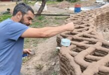 En la sierras de Córdoba, imprimen y construyen casas de barro con una máquina hecha a pulmón
