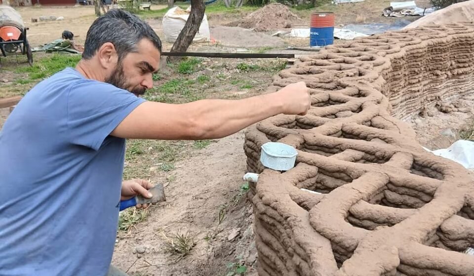 En la sierras de Córdoba, imprimen y construyen casas de barro con una máquina hecha a pulmón