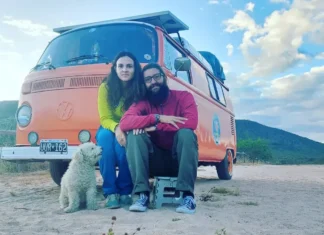 Una pareja de cordobeses recorre América en una kombi rumbo a Alaska junto a su perro