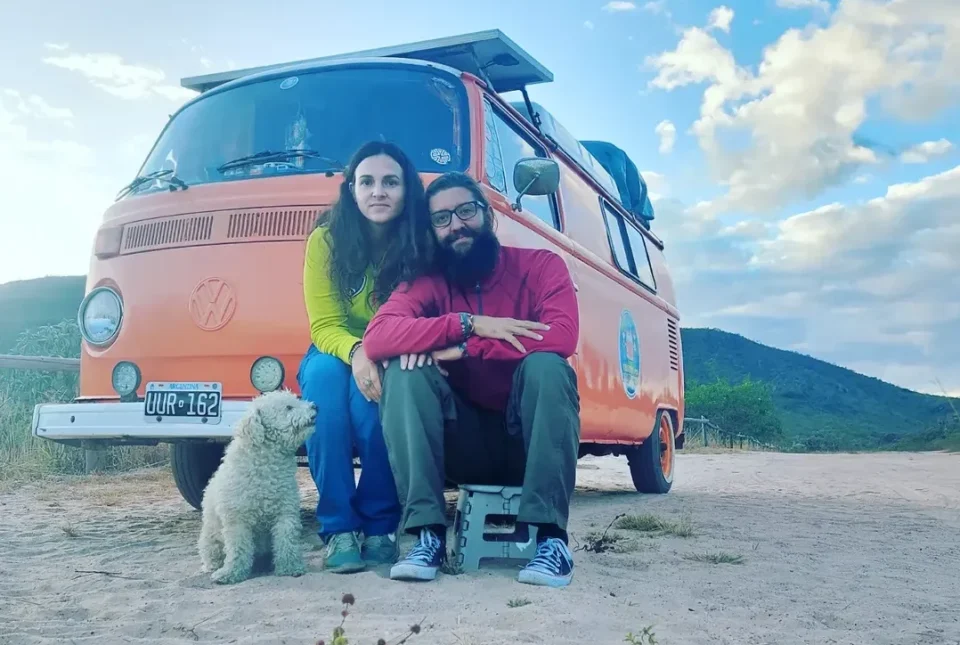 Una pareja de cordobeses recorre América en una kombi rumbo a Alaska junto a su perro
