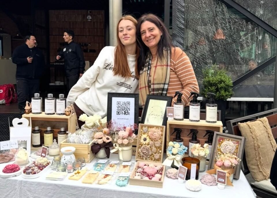 Madre e hija encontraron en las velas artesanales una nueva forma de iluminar sus vidas