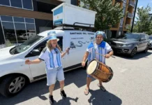 Recorrieron 12 países en una Kangoo para ver a “La Scaloneta” en el Mundial