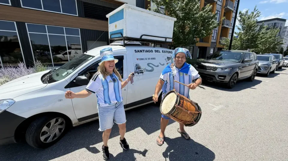 Recorrieron 12 países en una Kangoo para ver a “La Scaloneta” en el Mundial