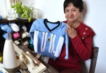 Le tejió pulóveres de la Selección a sus siete nietos, se hizo viral y ahora la desbordan de pedidos