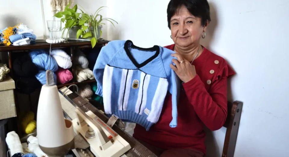 Le tejió pulóveres de la Selección a sus siete nietos, se hizo viral y ahora la desbordan de pedidos