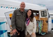 Una pareja recorre Argentina con una galería de arte sobre ruedas