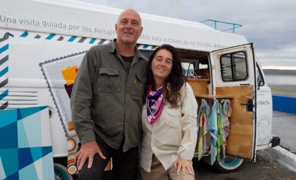 Una pareja recorre Argentina con una galería de arte sobre ruedas