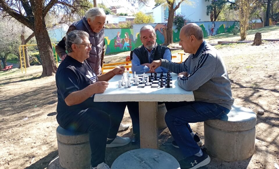 B° Parque Chacabuco: La Plaza María renació con un mural muy significativo y nuevas mesas de ajedrez