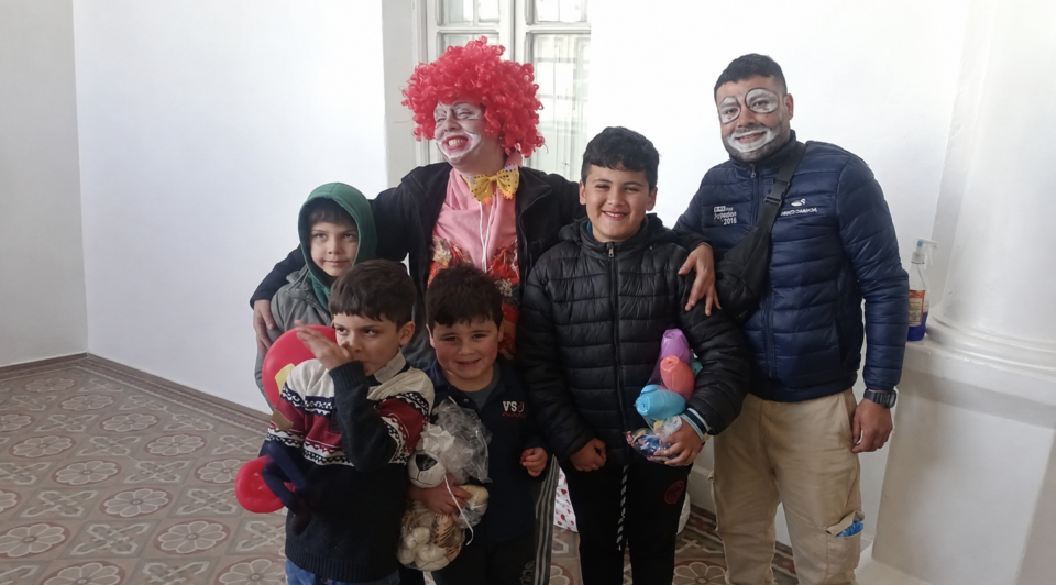 Una sonrisa que llega a los hospitales: juntan juguetes para celebrar el Día del Niño con chicos internados