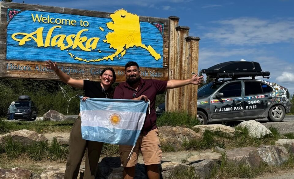 Ocho años de ruta, un Mégane del 99 y un sueño cumplido: la pareja argentina que llegó hasta Alaska
