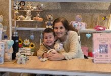 Cari Oviedo y “Grecia”: el tejido que transforma el amor en juguetes