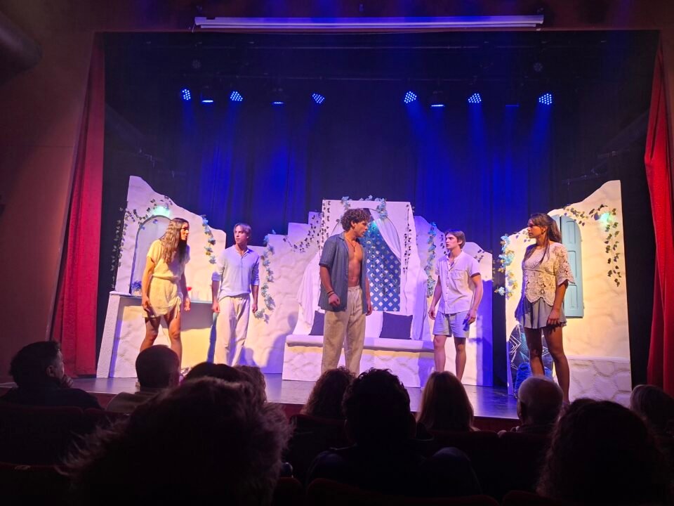 “Blue, verano eterno”: Cuando vivir sin reglas  se convierte en una comedia explosiva