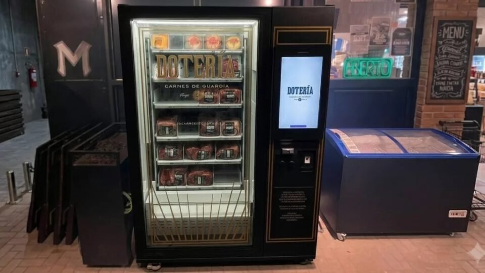 La carne ya no duerme: en Villa Warcalde instalaron la primera máquina expendedora de cortes vacunos las 24 horas