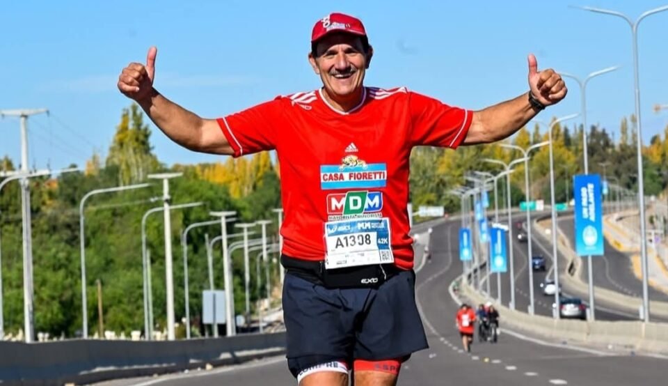 Tiene 54 años, corre hace 19 años, ya participó en 136 maratones y no piensa parar