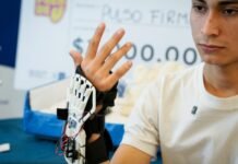 Un guante inteligente hecho por estudiantes cordobeses le pone freno al temblor del Parkinson