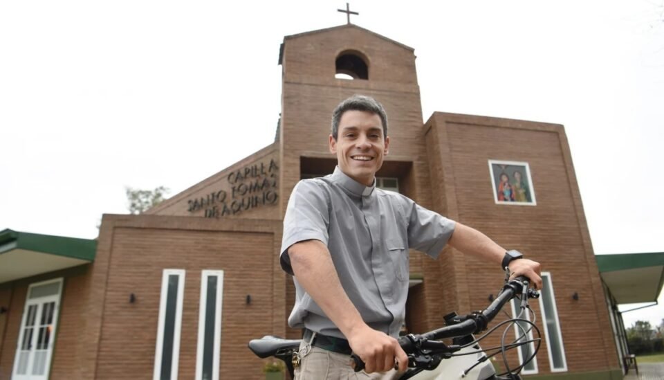 Del altar a las montañas: la historia del Padre Tomi que une fe, running y mountain bike