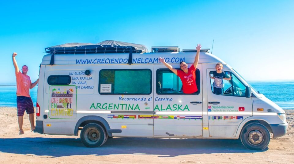 Recorrieron América hasta Alaska y ahora van por la vuelta al mundo en motorhome