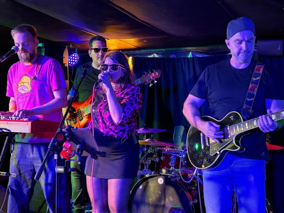 Stacy Malibu, la banda cordobesa que le rinde tributo a Shakira