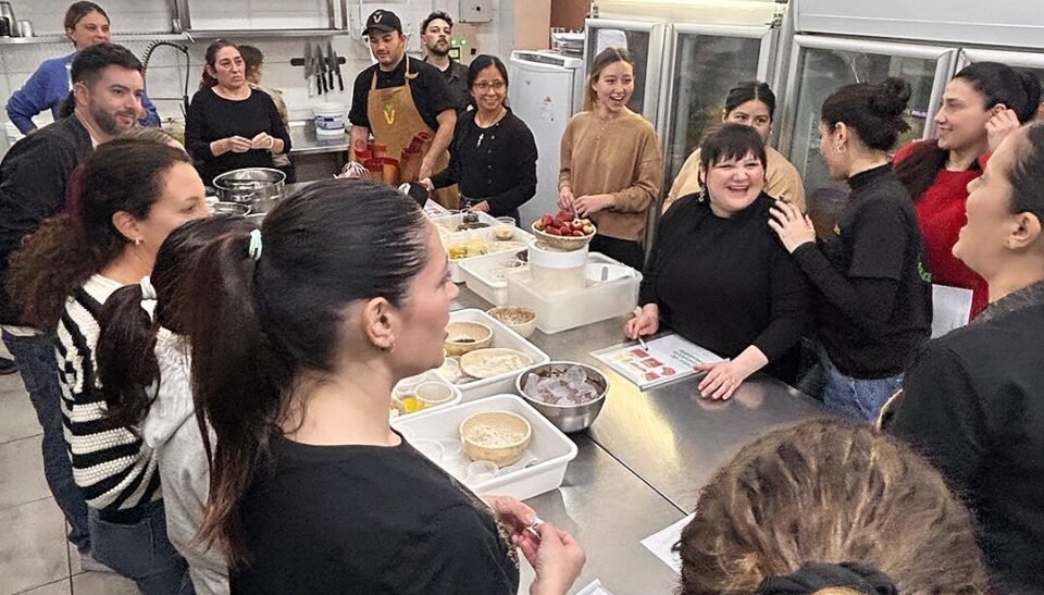 Con las manos en la masa: “ConVida” retomó sus talleres de cocina con panes keto, proteicos y fit
