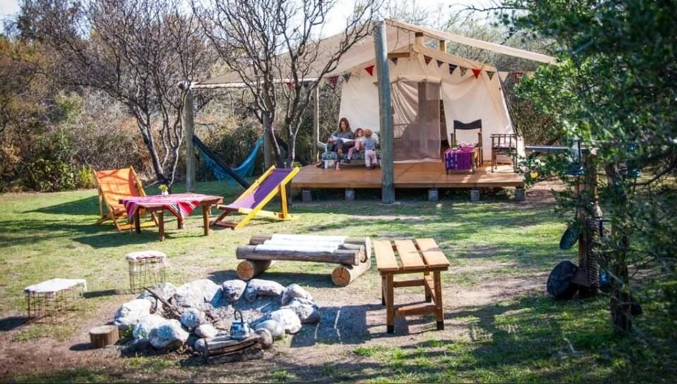 Dejaron todo en Buenos Aires y crearon su propio eco-glamping en Traslasierra